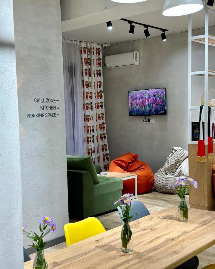 Izzzi Hostel ビシュケク エクステリア 写真
