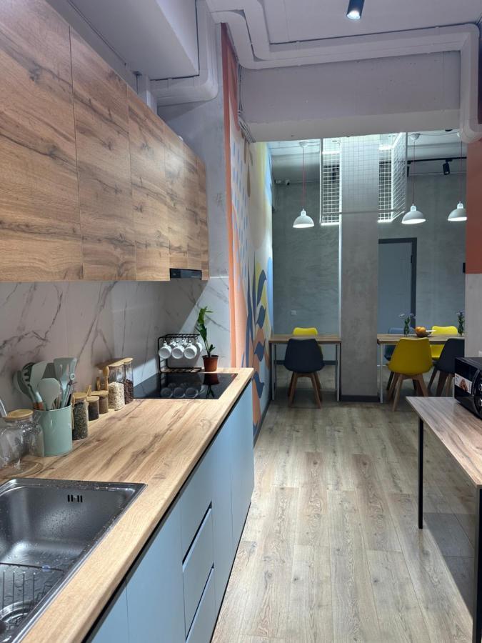 Izzzi Hostel ビシュケク エクステリア 写真