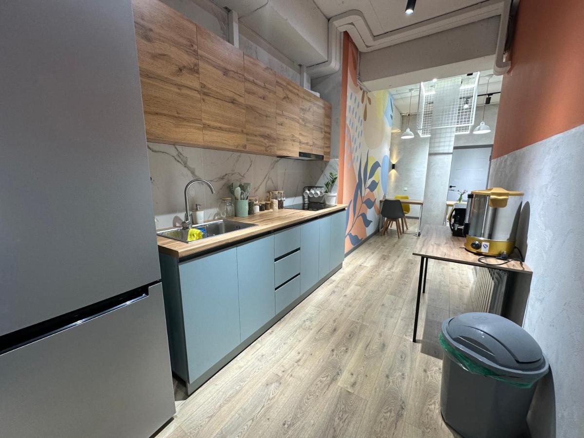Izzzi Hostel ビシュケク エクステリア 写真