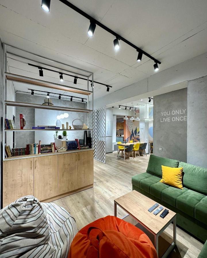 Izzzi Hostel ビシュケク エクステリア 写真