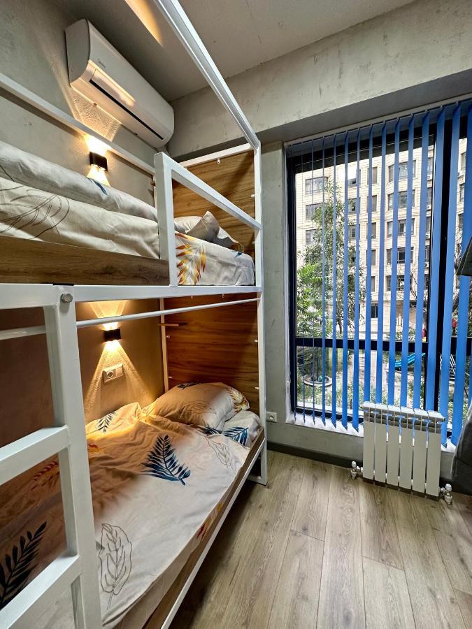Izzzi Hostel ビシュケク エクステリア 写真