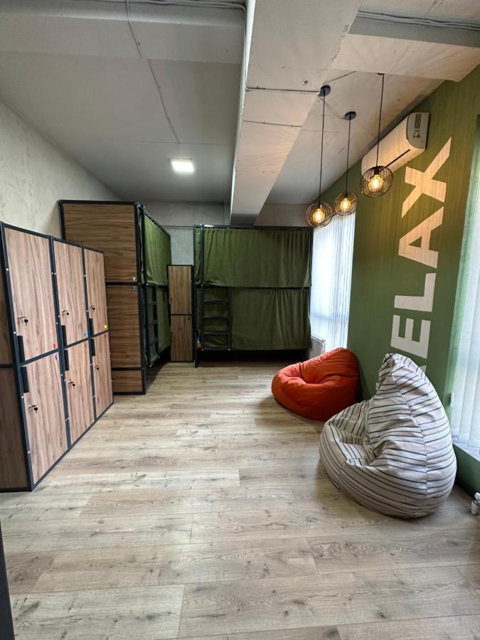 Izzzi Hostel ビシュケク エクステリア 写真