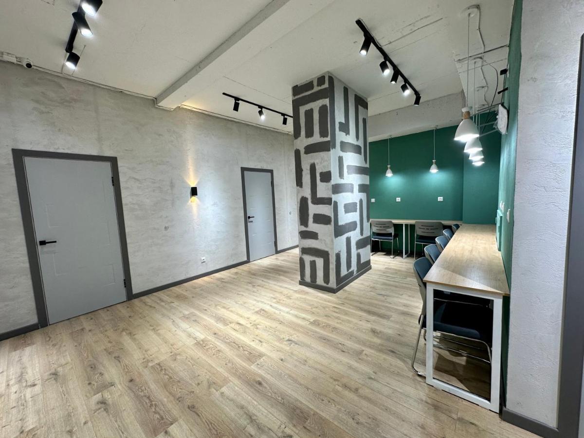 Izzzi Hostel ビシュケク エクステリア 写真